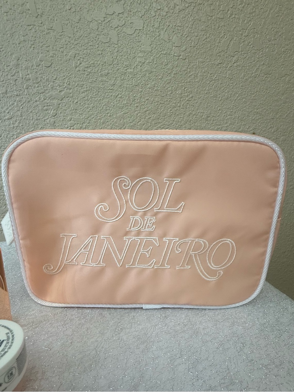 Sol de Janeiro Travel Pouch with Rosa Charmosa Dewy Cream & Cheirosa 91 - Picture 4 of 4